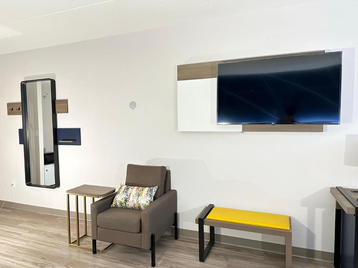 Comfort Inn & Suites Беррі Екстер'єр фото