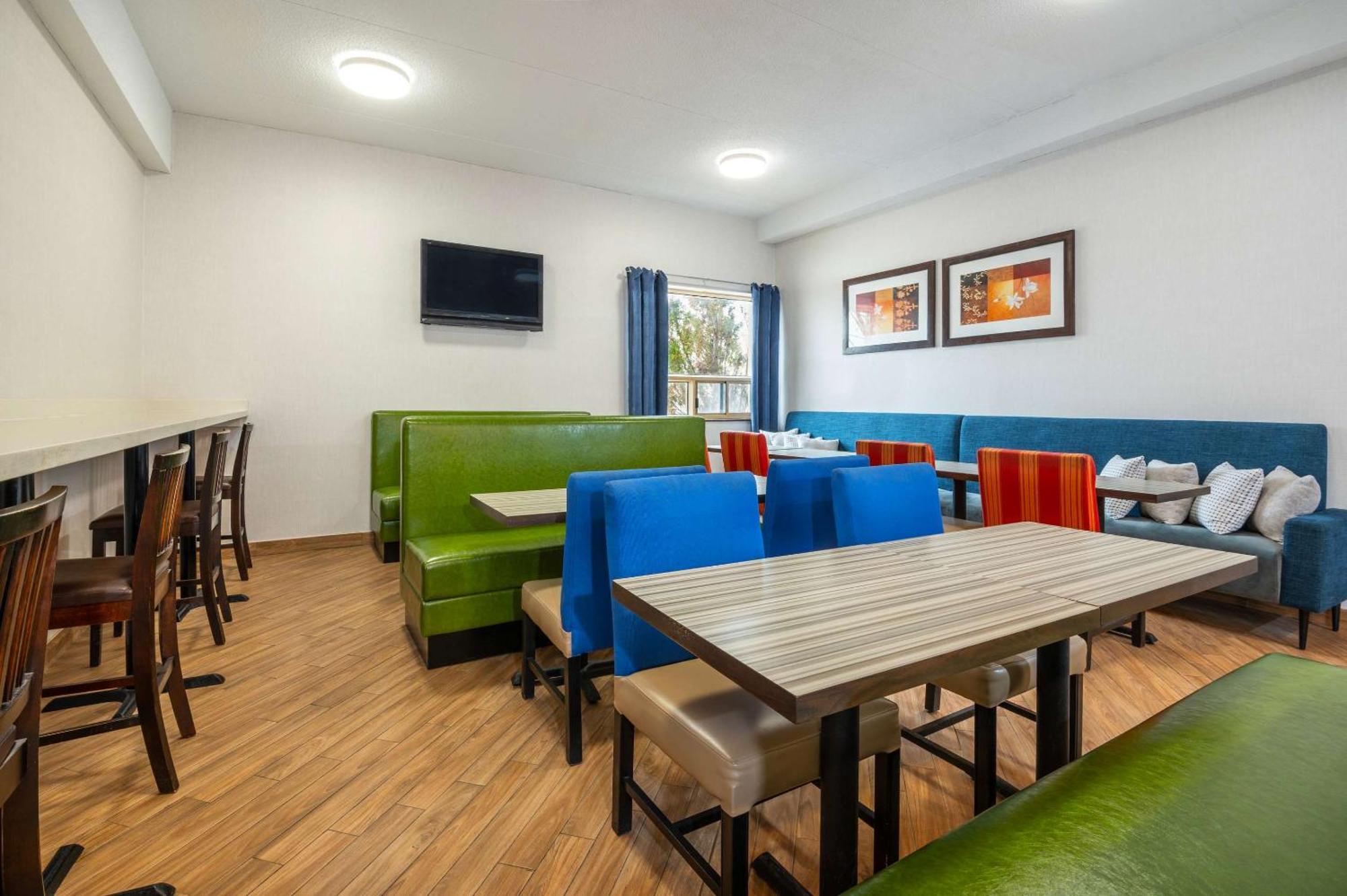 Comfort Inn & Suites Беррі Екстер'єр фото