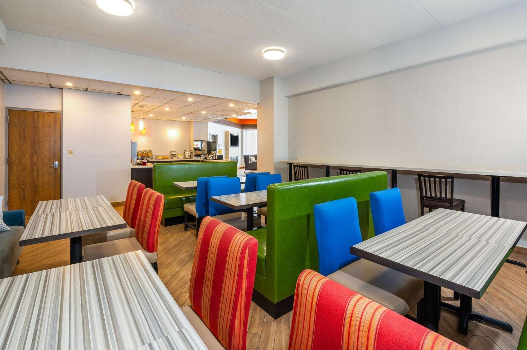 Comfort Inn & Suites Беррі Екстер'єр фото